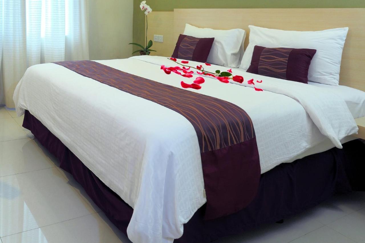 Lombok Plaza Hotel And Convention Матарам Стая снимка