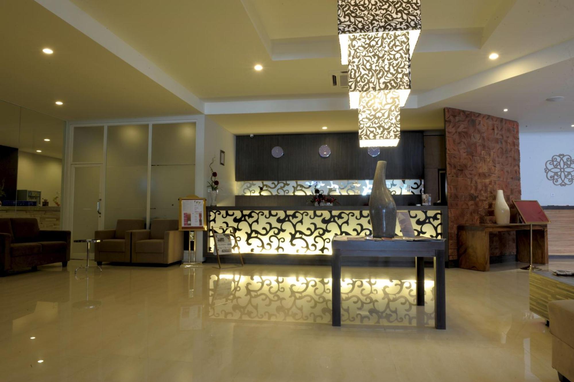 Lombok Plaza Hotel And Convention Матарам Екстериор снимка