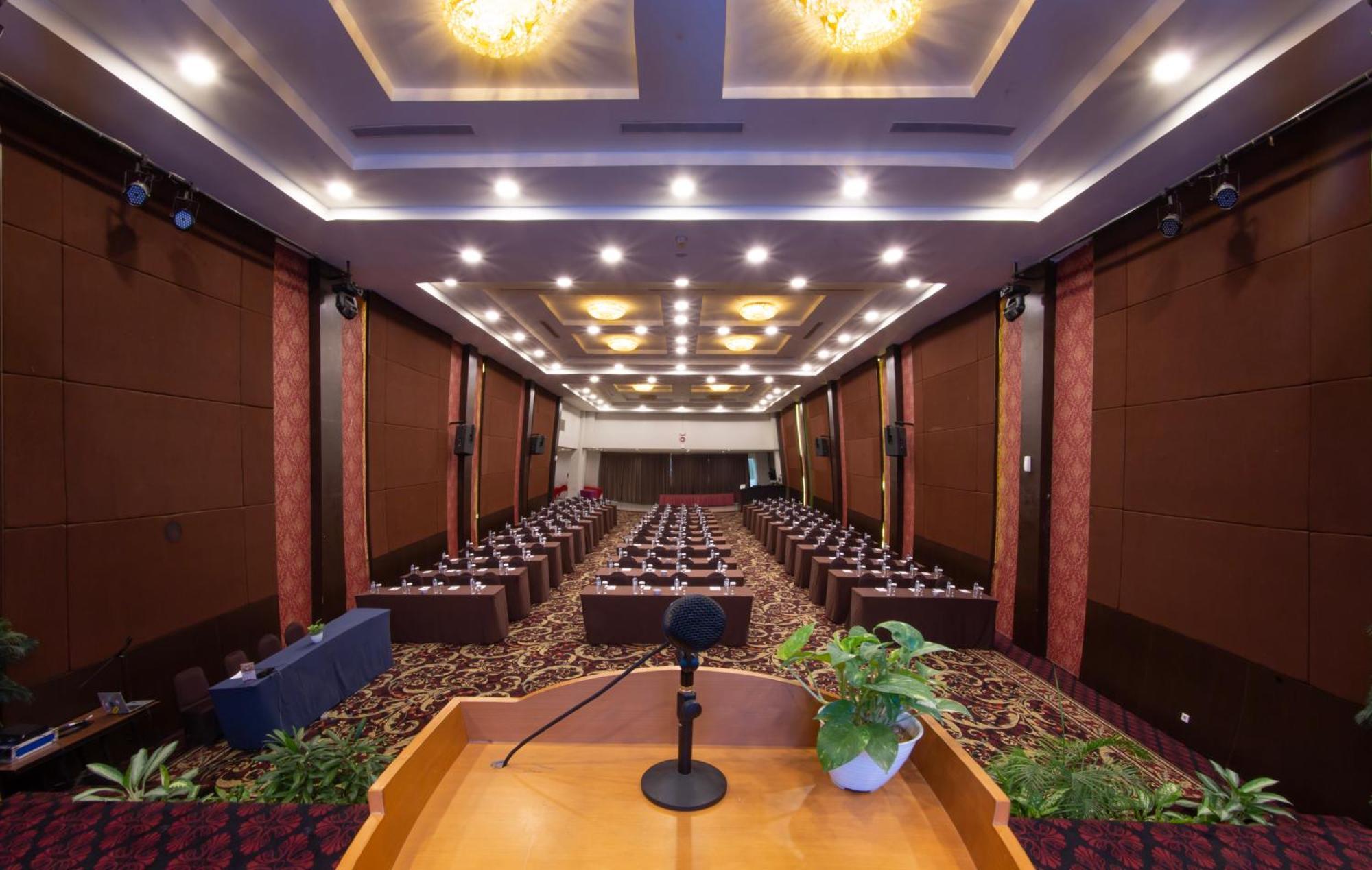 Lombok Plaza Hotel And Convention Матарам Екстериор снимка